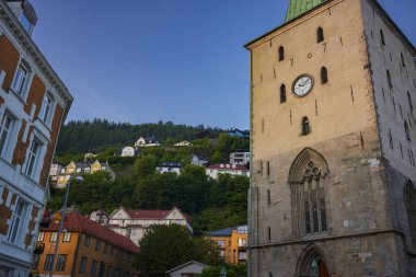 Bergen Katedrali, gün batımında Bergen domkirke kilisesi, Bergen domprosti ve Norveç Kilisesi 'nin bulunduğu Bjrogvin Piskoposluğu' nun piskoposluk merkezidir.. 