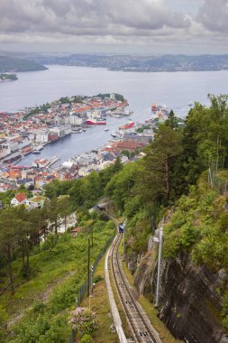 Norveç 'in Bergen kentinin bir manzarası, yaz aylarında Floyen Dağı' ndan çekilmiştir.. 