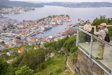 Bergen, Norveç, 29 Haziran 2023: Turistler, Floibanen füniküler demiryolunu zirveye taşıdıktan sonraki yaz boyunca Norveç 'in TBergen kentinin manzarasına baktılar.. 