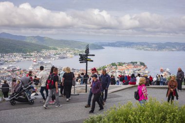 Bergen, Norveç, 29 Haziran 2023: Turistler, Floibanen füniküler demiryolunu zirveye taşıdıktan sonraki yaz boyunca Norveç 'in TBergen kentinin manzarasına baktılar.. 