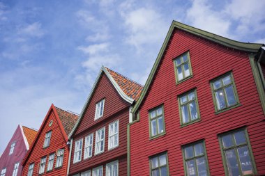Bryggen 'ı yakından inceleyip Vogen limanının doğu tarafında sıralanan bir dizi Hanseatic mirası ticari binasının güneşli bir yaz gününde çekilmiş bir seyahat beldesi olarak görebilirsiniz..