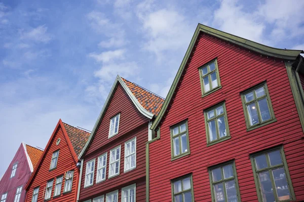 Bryggen 'ı yakından inceleyip Vogen limanının doğu tarafında sıralanan bir dizi Hanseatic mirası ticari binasının güneşli bir yaz gününde çekilmiş bir seyahat beldesi olarak görebilirsiniz..