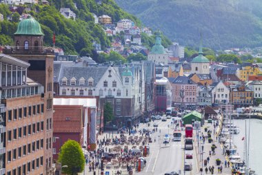 Norveç 'in tarihi Bryggen ve Bergen limanını bir yaz günü ziyaret eden trafik ve turistlerle dolu 577 veya Bryggen Yolu' nun hava manzarası. 