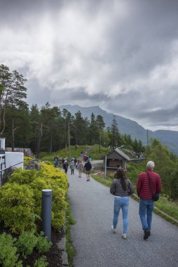 Bergen, Norveç, 29 Haziran 2023: Floibanen Füniküler Binası 'nı aldıktan sonraki yaz boyunca bir yürüyüş alanı, oyun alanları, dükkanlar, bir kafe ve restoranın yer aldığı Floyen Dağı zirvesinde turist turu.