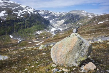 Aurland ve Lordal, Norveç arasındaki Aurlandsfjellet dağ yolunun yamacında 