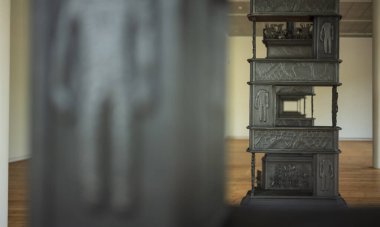 Bergen, Norveç, 29 Haziran 2023: Sanat eserleri veya heykeller, İskandinavya 'nın en büyük sanat ve müzik müzelerinden biri olan Bergen KODE Sanat Müzelerinde sergileniyor.