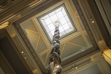 Bergen, Norveç, 29 Haziran 2023: Sanat eserleri veya heykeller, İskandinavya 'nın en büyük sanat ve müzik müzelerinden biri olan Bergen KODE Sanat Müzelerinde sergileniyor.