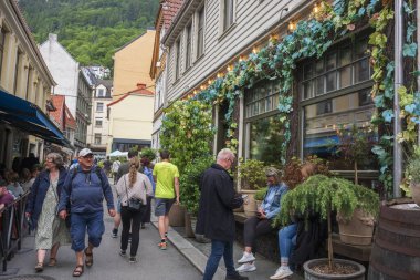 Bergen, Norveç, 22 Haziran 2023: Dünyanın dört bir yanından taze deniz ürünleri ve besin maddeleri, Bergen 'in birçok restoranına ve ziyaretçilerine hizmet etmek üzere ilginç şefler getiriyor.. 