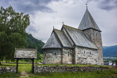 Vikoyri köyünde bulunan Hove Kilisesi 1170 yılında inşa edildi. Burada bulutlu bir günde çekilmiş, 2016 'dan beri Hove Church Müzik Festivali' nin üssü..  