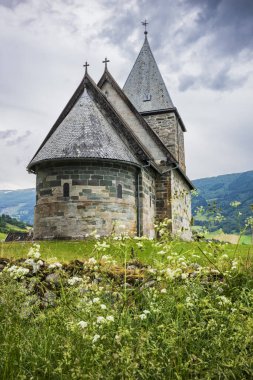 Vikoyri köyünde bulunan Hove Kilisesi 1170 yılında inşa edildi. Burada bulutlu bir günde çekilmiş, 2016 'dan beri Hove Church Müzik Festivali' nin üssü..  