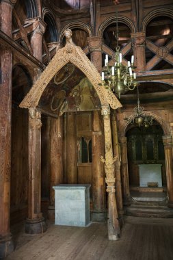 Hopperstad Stave Kilisesi. Norveç 'in Roysane şehrinde bulunan 1100' lü yıllara dayanan eski ahşap bir kilise. Bulutlu bir yaz gününde kasvetli fırtına bulutlarıyla fotoğraflanmış.. 