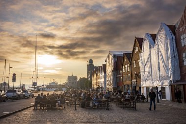 Bergen, Norveç - 29 Haziran 2023: Bryggen, Vogen limanının doğu tarafında sıralanan bir dizi Hanseatic mirası ticari binasıdır.. 