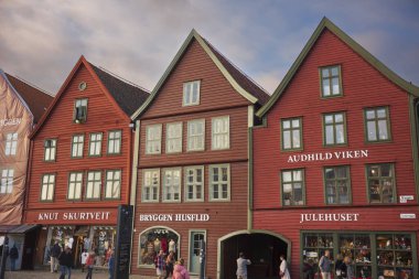 Bergen, Norveç - 29 Haziran 2023: Bryggen, Vogen limanının doğu tarafında sıralanan bir dizi Hanseatic mirası ticari binasıdır.. 
