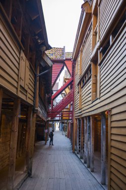 Bergen, Norveç - 29 Haziran 2023: Bryggen, Vogen limanının doğu tarafında sıralanan bir dizi Hanseatic mirası ticari binasıdır.. 
