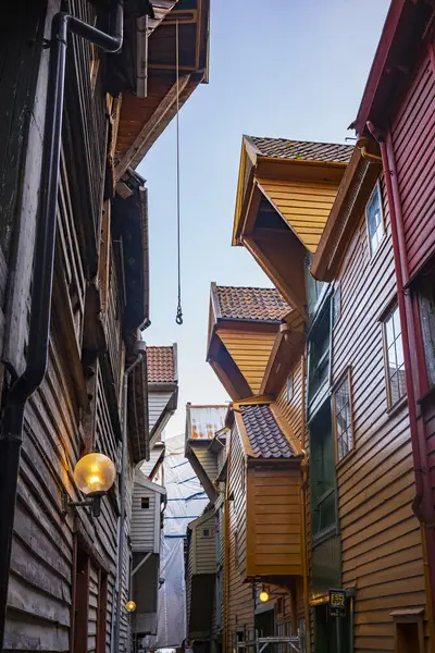 Bergen, Norveç - 29 Haziran 2023: Bryggen, Vogen limanının doğu tarafında sıralanan bir dizi Hanseatic mirası ticari binasıdır.. 