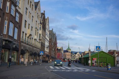 Bergen, Norveç, 23 Haziran 2023: Yoğun Bryggen caddesi veya 577 no 'lu yolda trafik, Bergen' in popüler seyahat merkezlerinden Fisketor 'da bulunan popüler yolda seyahat ediyor..