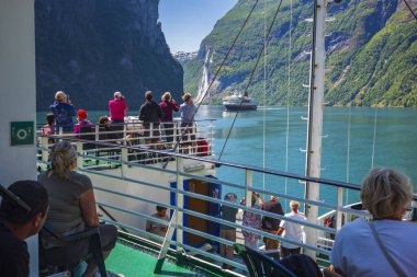 Geirangerfjord, Norveç, 26 Haziran 2023: Yedi Kız kardeş şelalesi adını 250 metre uzunluğundaki yedi ayrı dereden alır. Yolcular feribotun güvertesinden fotoğraf çekiyorlar.. 