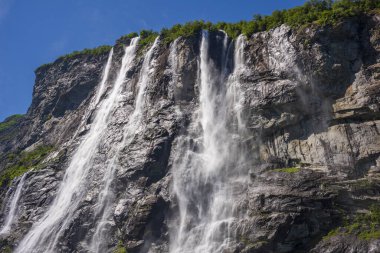 Seven Sisters şelalesi adını yedi ayrı dereden alır. En uzun uzunluğu 250 metredir. Şelale Geiranger ve Hellesylt arasındaki Geirangerjord 'da yer almaktadır.. 
