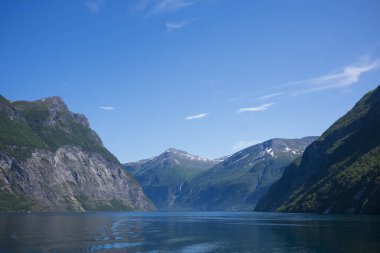 Sunnylvsfjorden ve Geirangerfjord 'un birlikteliği Geiranger ve Hellesylt arasında geçen 65 dakikalık feribot sırasında çekildi.. 