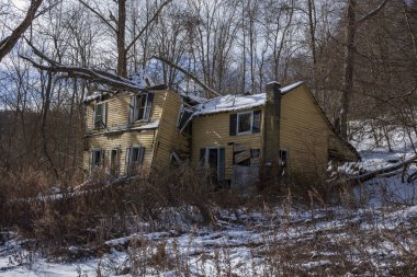 Long Eddy NY yakınlarındaki Bouchoux Patikası, Delaware Nehri 'ni kucaklayan ve kış boyunca birkaç santim kar altında çekilmiş 8 km' lik bir yürüyüş yoludur. Patikanın yanındaki evi terk et.. 