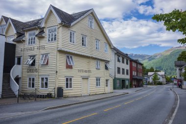 Groads, Norveç - 26 Haziran 2023: Hornindalsvatn Gölü açıklarındaki sakin Groads köyü, İskandinav ülkesi Norveç 'e seyahat eden tatilciler için bir kaçış yeridir.