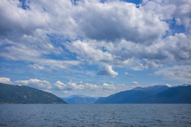 Norveç 'in Balestrand kentinin Sognefjord kentinde bulunan fiyort kasabasının manzarası küçük bir turistik kasabadır..