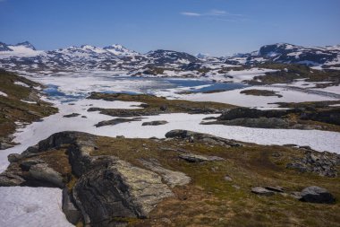 Jotunheimen Ulusal Parkı, Norveç 'in Sognefjellsveien yolunun başlıca yürüyüş ve balıkçılık bölgelerinden biridir.. 