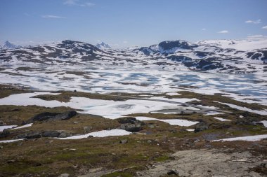 Jotunheimen Ulusal Parkı, Norveç 'in Sognefjellsveien yolunun başlıca yürüyüş ve balıkçılık bölgelerinden biridir.. 