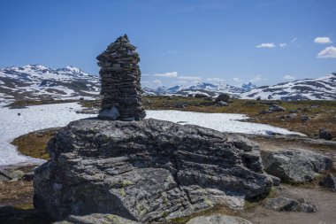Jotunheimen Ulusal Parkı, Norveç, 25 Haziran 2023: 1862 'de dağları geçerken insanların donarak öldüğü anıt.