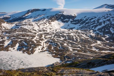 Kar, Norveç 'teki Jotunheimen Ulusal Parkı' nda bir yaz günü Geiranger yolu boyunca Breiddalen Vadisi 'ni kapladı.. 