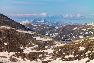 Kar, Norveç 'teki Jotunheimen Ulusal Parkı' nda bir yaz günü Geiranger yolu boyunca Breiddalen Vadisi 'ni kapladı..  
