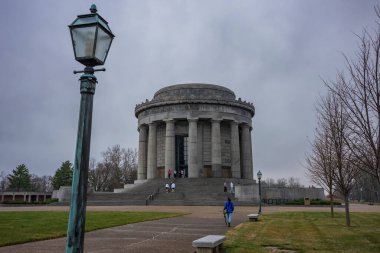 Vincennes, IN, ABD, 3 Mart 2024: George Rogers Clark Ulusal Tarih Parkı Wabash Nehri kıyısında Fort Sackville olduğuna inanılan yerde. Okul çocukları parkı ziyaret ediyor..  