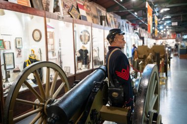 Vincennes, IN, ABD, 7 Mart 2024: Indiana Askeri Müzesi ABD 'deki en iyi ve en kapsamlı askeri hatıra koleksiyonlarından birine ev sahipliği yapmaktadır.. 