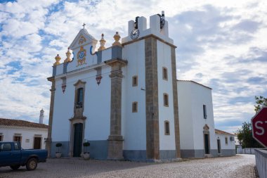 Pechao, Portekiz, 28 Haziran 2018: Igreja Matriz Roma Katolik Kilisesi, bir yaz günü burada Sao Bartolomeu kemik tapınağının yerini gösteriyor. 