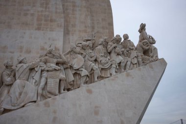 Lizbon, Portekiz, 28 Temmuz 2018: Keşifler Anıtı, bulutlu bir günde çekildi. 