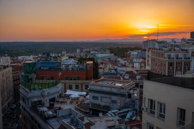 Madrid, İspanya., 21 Haziran 2018: Bir yaz akşamı Madrid ufkunun üzerinde güneş batar, şehir merkezindeki bir otelin çatı katındaki bir dinlenme odasından görüldü.. 