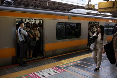 Tokyo, Japonya, 13 Haziran 2024: Dünya 'nın en işlek tren istasyonu olarak bilinen Shinjuku İstasyonu' ndan seyahat edenler günlük 3.5 milyondan fazla yolcuya hizmet vermektedir..