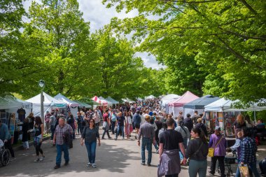 Rochester, New York, ABD - 12 Mayıs 2024: Rochester Leylak Festivali, ziyaretçilerin alışveriş yapabildiği, canlı müzik dinleyebildiği, yiyebildiği ve Highland Park 'ın muhteşem bahçelerini keşfedebildiği en büyük ücretsiz festivaldir.. 
