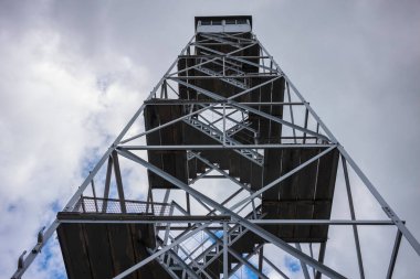 Hunter Dağı yangın kulesi Catskill Dağları 'ndaki beş kuleden biridir ve New York Eyaleti' ndeki 23 kuleden biridir. Vintage kulesi yürüyüşçülerin ilgi odağı..