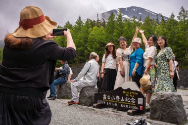 Fuji Hakone-Izu Ulusal Parkı, Japonya, 17 Haziran 2024: Turistler 5. Bulutlu bir yaz gününde Fugi. Cazibe popüler bir Japon seyahat merkezidir.. 