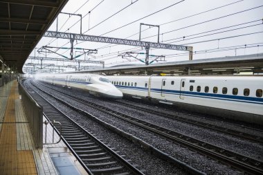 Shinkansen hızlı trenleri Japonya 'yı keşfetmenin en hızlı ve en uygun yoludur, trenler saatte 320 km (199 mph) hıza ulaşır ().