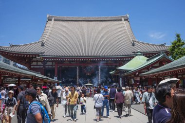 Tokyo, Japonya - 15 Haziran 2024: Birçok turist bir yaz günü Tokyo 'nun en eski tapınağı Senso-Ji Tapınağı' nı ziyaret eder. Senso-ji 'nin kutsal dumanı vistivor bedenini arındırır.. 