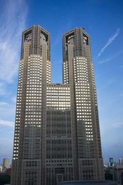 Shinjuku koğuşunda yer alan Tokyo Büyükşehir Devlet Binası, 33. katta ikiye bölünen 48 katlı bir kule.. 