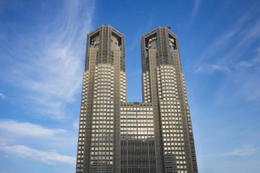 Shinjuku koğuşunda yer alan Tokyo Büyükşehir Devlet Binası, 33. katta ikiye bölünen 48 katlı bir kule.. 