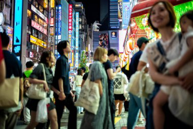 Tokyo, Japonya, 16 Haziran 2024: Godzilla başkanı Shinjukua 'da bir dönüm noktası ve turistik bir merkezdir. Heykele Shinjuku Toho Binası üzerinden ulaşılabilir..