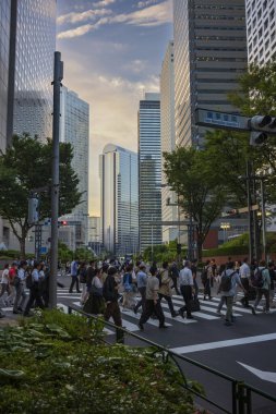 Tokyo, Japonya, 14 Haziran 2024: Komünistler işe Shinagawa City 'de yürür. Daha kısa bir çalışma haftası ilk kez 2021 yılında Japon hükümeti tarafından önerildi.. 