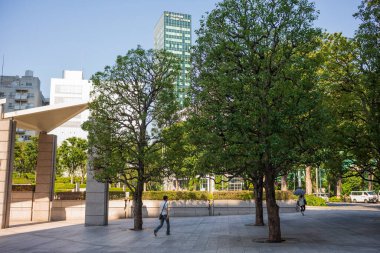 Tokyo, Japonya, 14 Haziran 2024: Komünistler işe Shinagawa City 'de yürür. Daha kısa bir çalışma haftası ilk kez 2021 yılında Japon hükümeti tarafından önerildi.. 