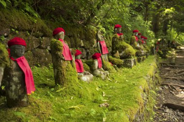 Japonya 'nın Nikko kentindeki Kanmangafuchi Uçurumu, Daiya Nehri boyunca yer alan 74 heykelden oluşan Narabi Jizo ile biliniyor.. 