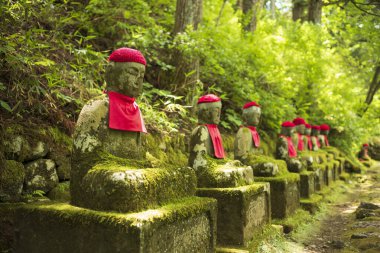 Japonya 'nın Nikko kentindeki Kanmangafuchi Uçurumu, Daiya Nehri boyunca yer alan 74 heykelden oluşan Narabi Jizo ile biliniyor.. 