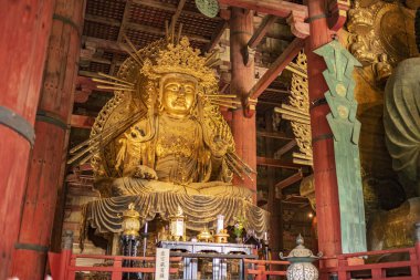 Nara, Japonya, 18 Haziran 2024: Antik Todaiji Tapınağı ve onun devasa Büyük Buda 'sı, bulutlu bir yaz günü, insansız bir şekilde resmedildi..  